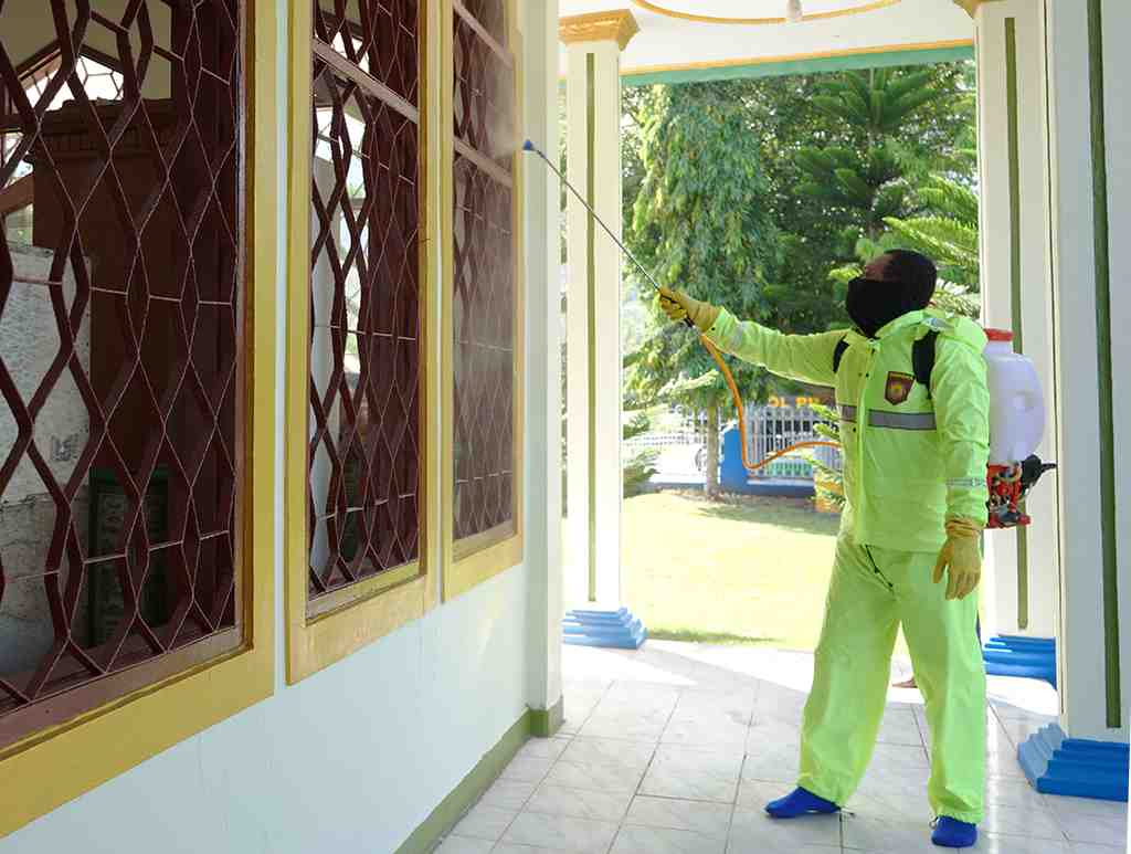  PENYEMPROTAN DISINFEKTAN di MASJID