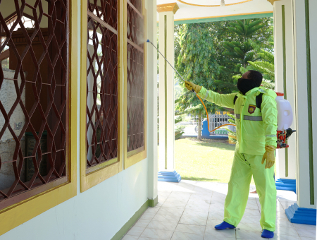  PENYEMPROTAN DISINFEKTAN di MASJID