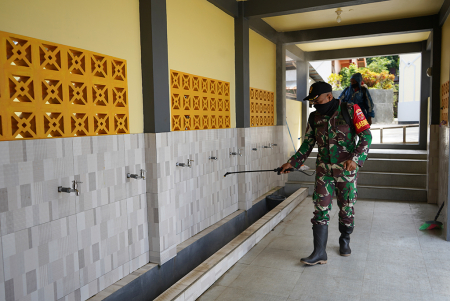 SEMPROT CAIRAN DISINFEKTAN