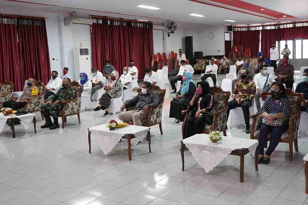 MENERAPKAN PHYSICAL DISTANCING 