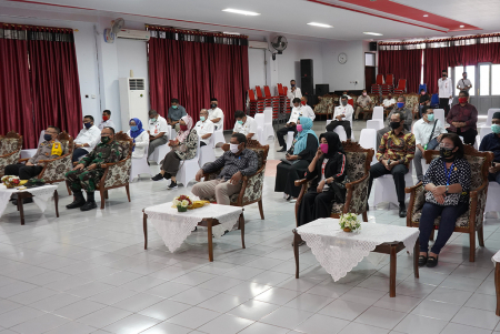 MENERAPKAN PHYSICAL DISTANCING 