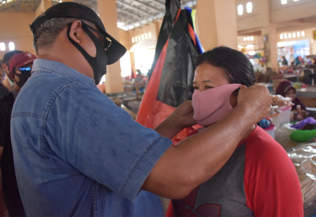 BANTU PAKAI MASKER NON MEDIS