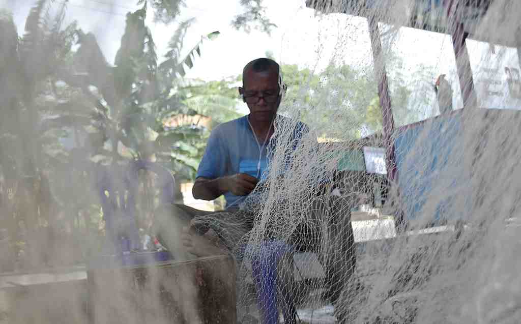PERBAIKI JARING IKAN