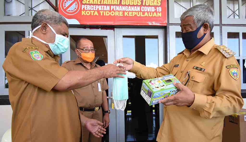 MENYERAHKAN MASKER MEDIS