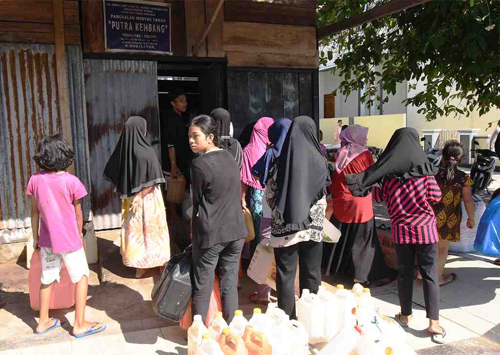nb ada yg salah ANTRI MINYAK TANAH