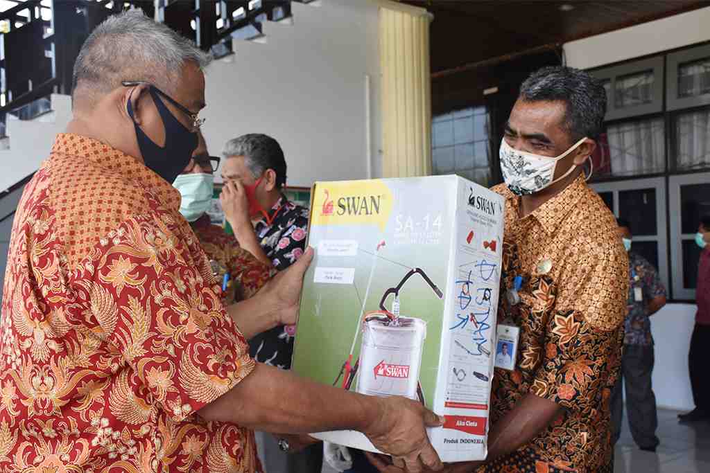 PENYERAHAN BANTUAN ALAT SEMPROT DISINFEKTAN
