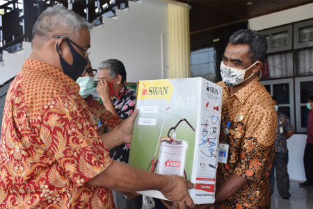 PENYERAHAN BANTUAN ALAT SEMPROT DISINFEKTAN