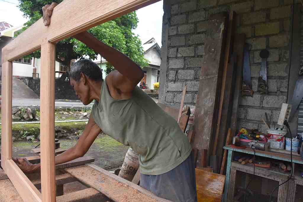 AMPLAS BINGKAI PINTU.