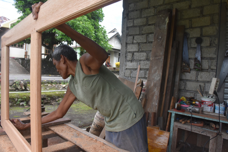 AMPLAS BINGKAI PINTU.