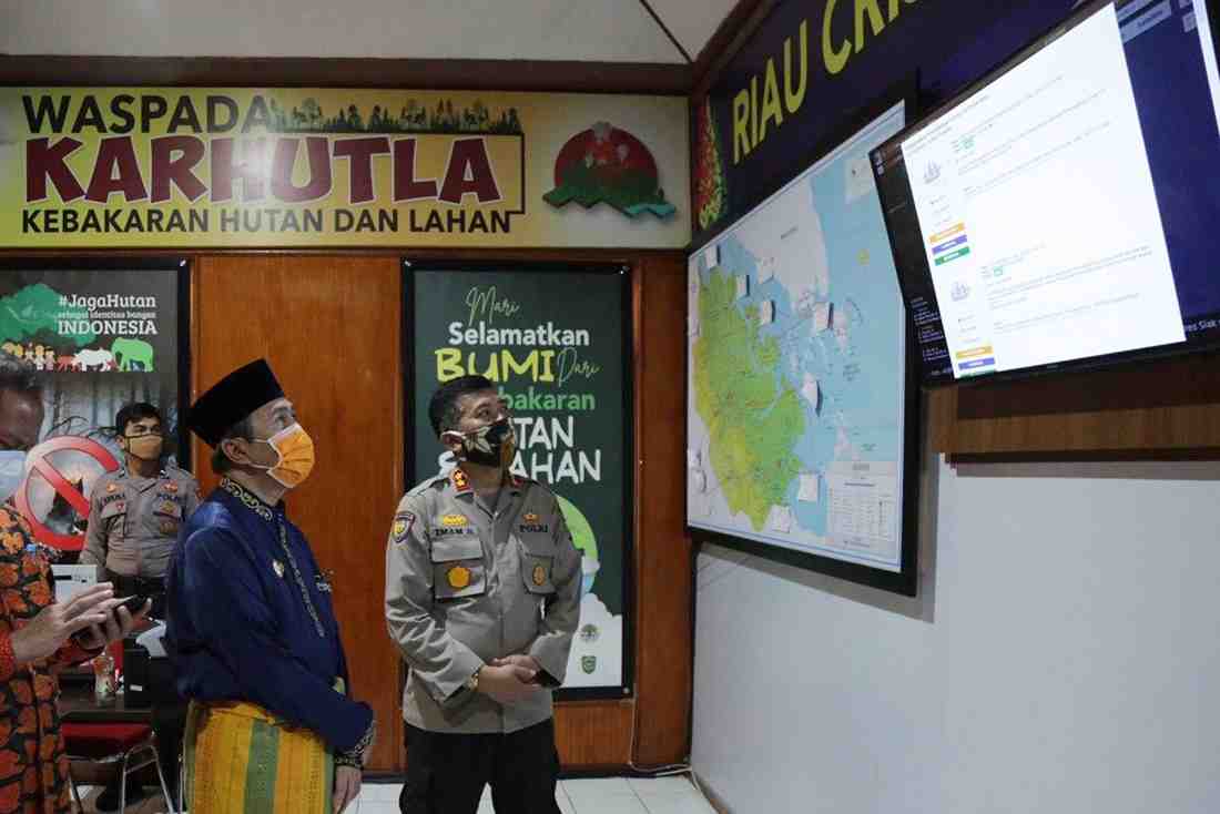 GUBERNUR RIAU LIHAT PETA KARHUTLA RIAU 