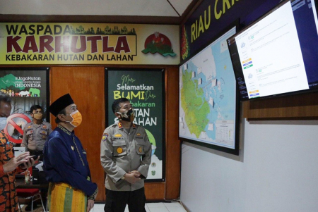 GUBERNUR RIAU LIHAT PETA KARHUTLA RIAU 