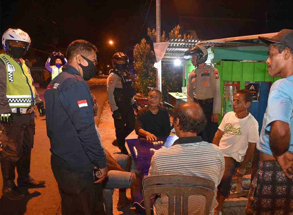 BUBARKAN PERMAINAN DOMINO