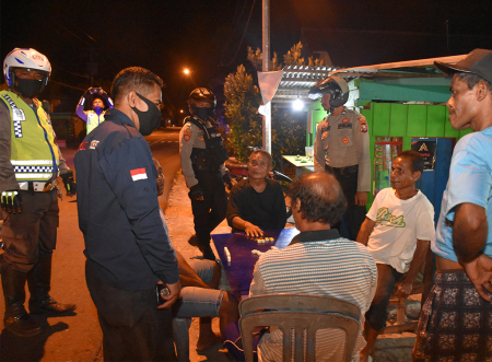BUBARKAN PERMAINAN DOMINO