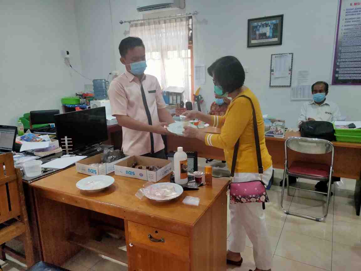 MENGAMBIL HOSTI dan MINUMAN ANGGUR