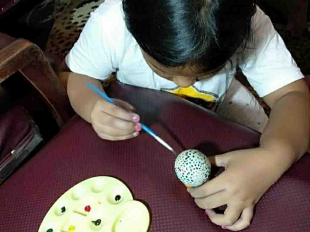 HIASAN TELUR MENYERUPAI VIRUS CORONA