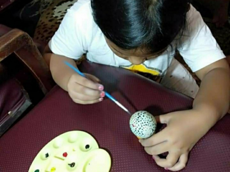 HIASAN TELUR MENYERUPAI VIRUS CORONA