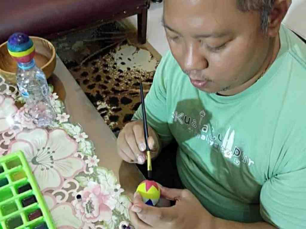 MENGHIAS TELUR PASKAH KEGIATAN KELUARGA