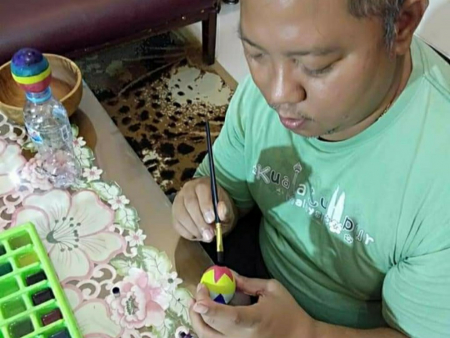 MENGHIAS TELUR PASKAH KEGIATAN KELUARGA