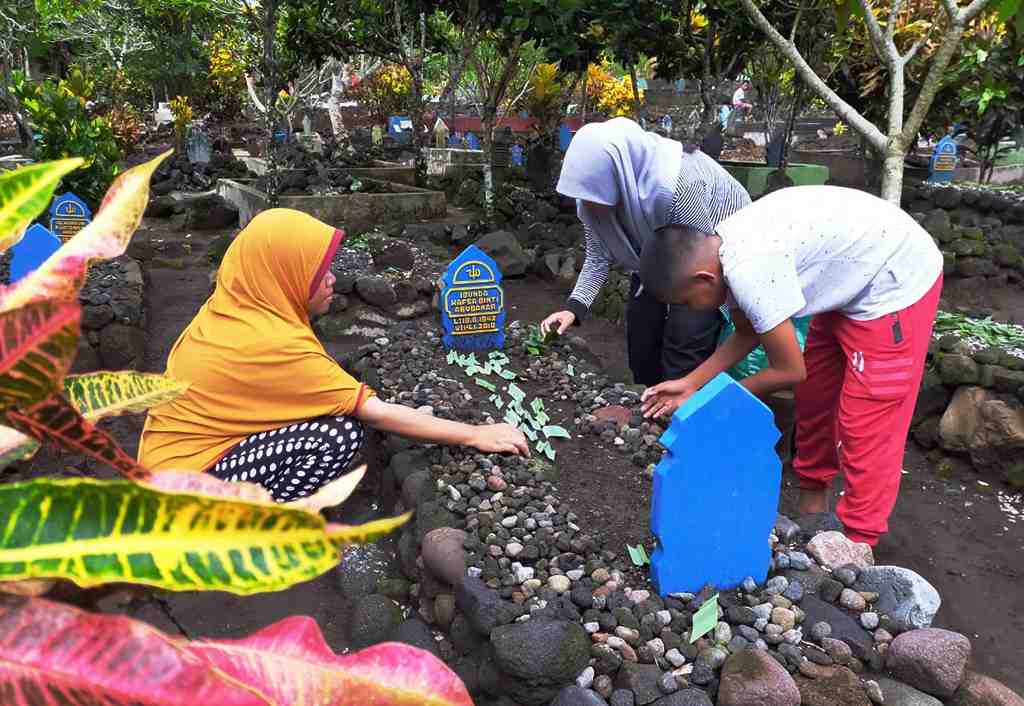 ZIARAH DAN MEMBERSIHKAN KUBUR