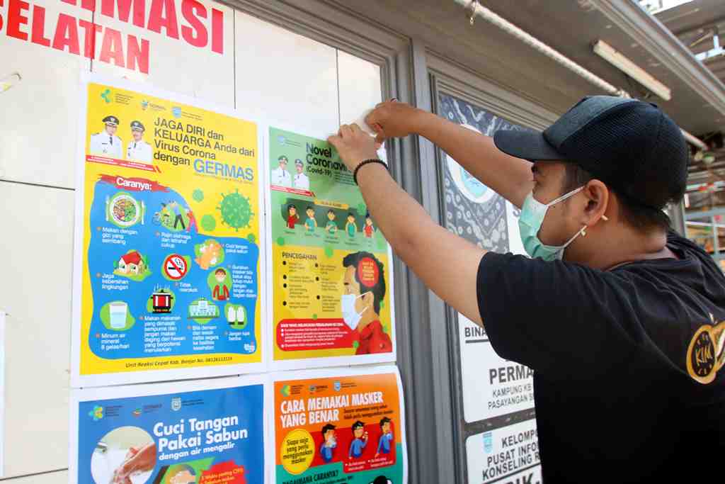 PASANG PAMFLET IMBAUAN CEGAH COVID-19