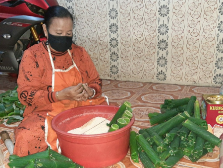 MEMBUAT LONTONG