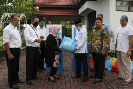 SERAHKAN BANTUAN PAKET SEMBAKO BUAT WARGA