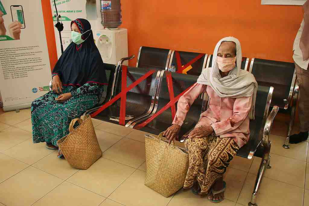 JAGA JARAK CEGAH PENULARAN VIRUS