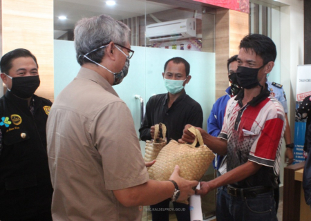 PENYERAHAN PAKET SEMBAKO