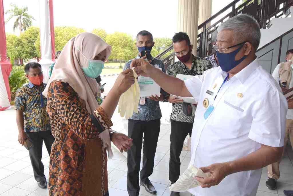SERAHKAN SARUNG TANGAN STERIL