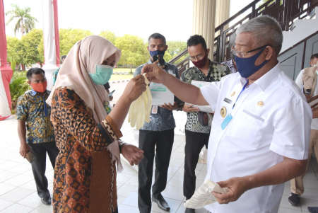 SERAHKAN SARUNG TANGAN STERIL