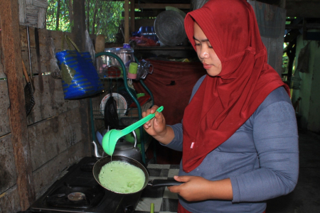 MASAK ADONAN KUE DADARA