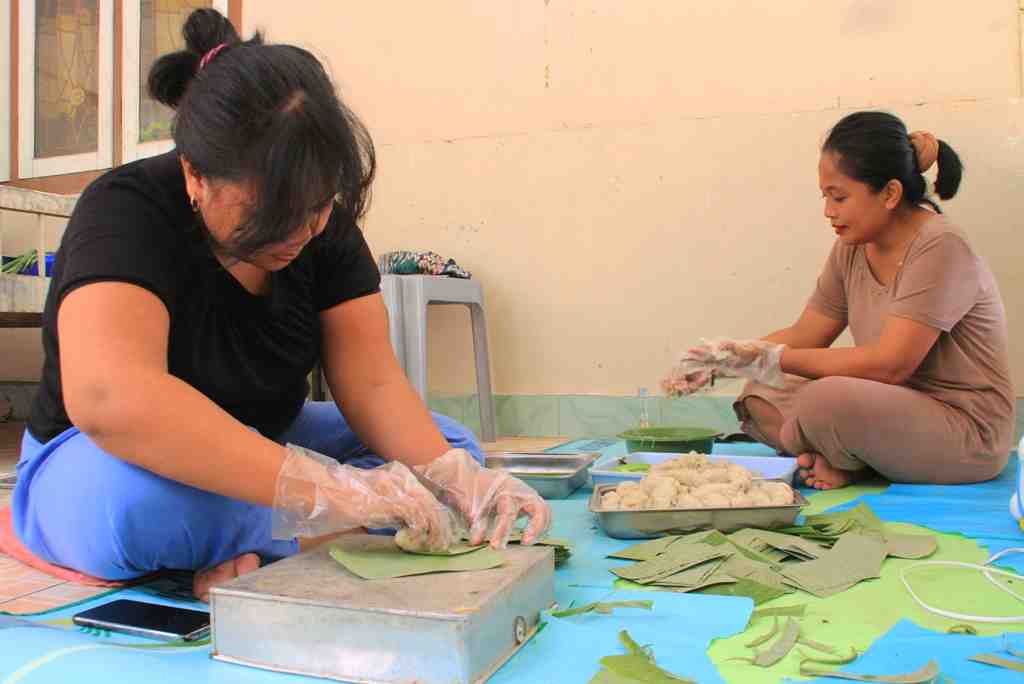 MEMBUNGKUS KUE LALAMPA