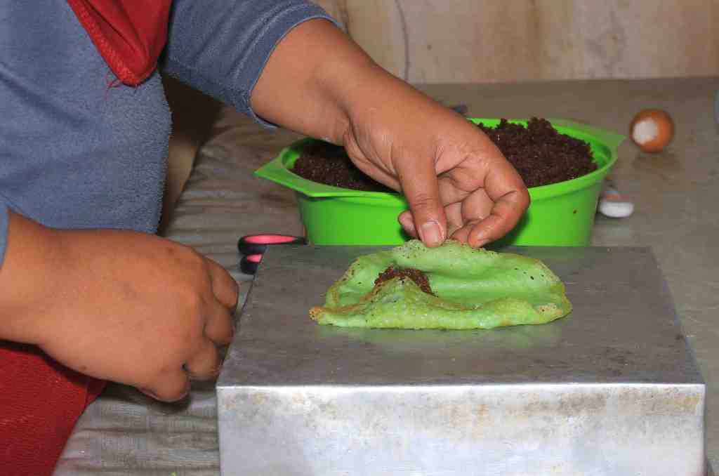MENGGULUNG KUE DADARA