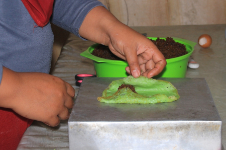 MENGGULUNG KUE DADARA