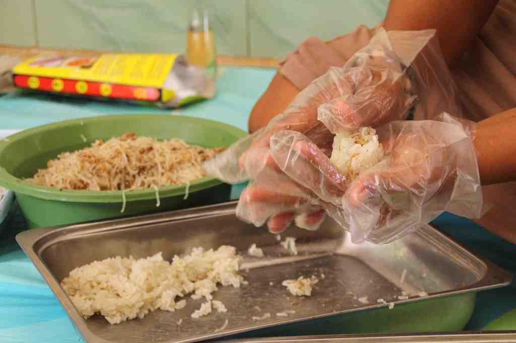 MENGGULUNG KUE LALAMPA