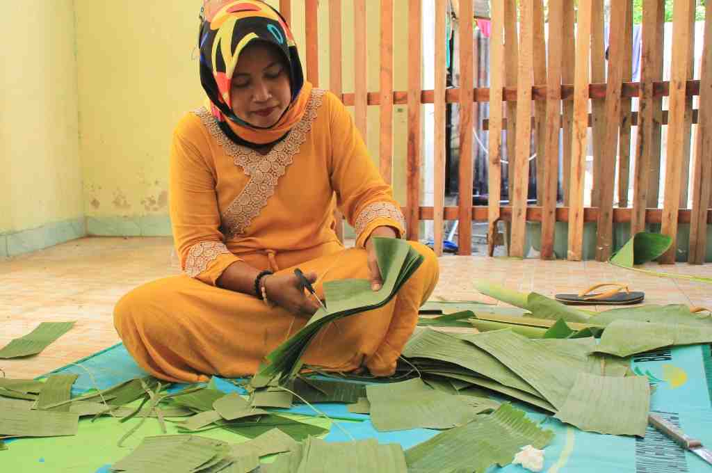 MENGGUNTING DAUN PISANG