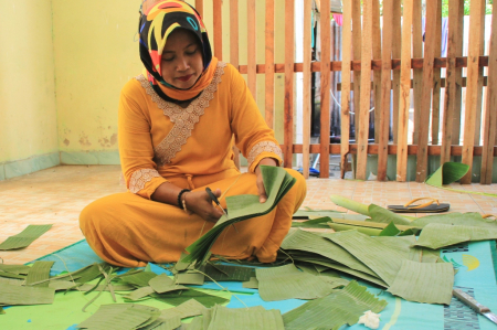 MENGGUNTING DAUN PISANG