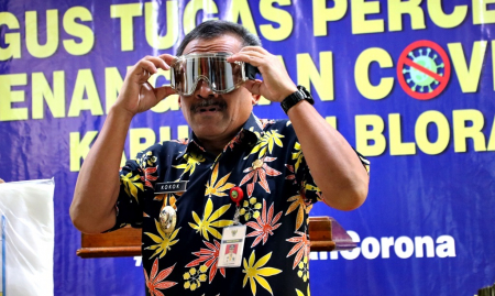 PAKAI KACAMATA GOOGLE MEDIS
