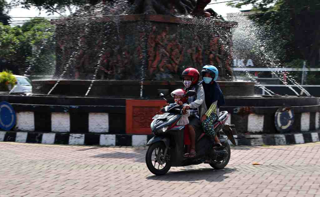 PAKAI MASKER CEGAH COVID-19