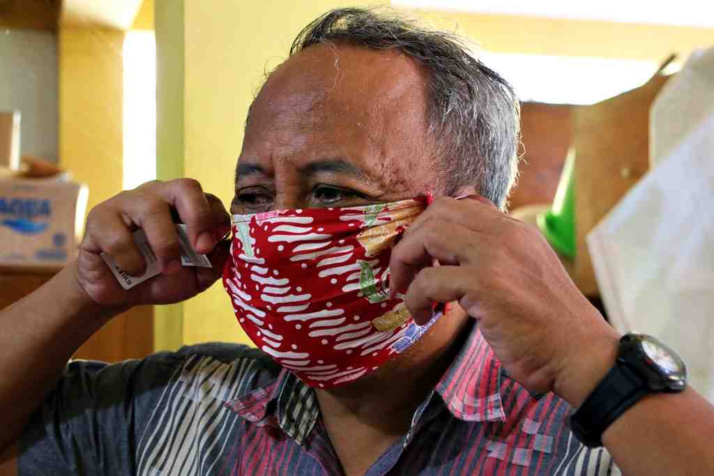 PAKAI MASKER MOTIF BATIK
