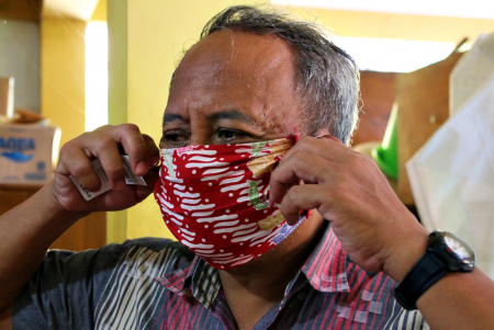PAKAI MASKER MOTIF BATIK