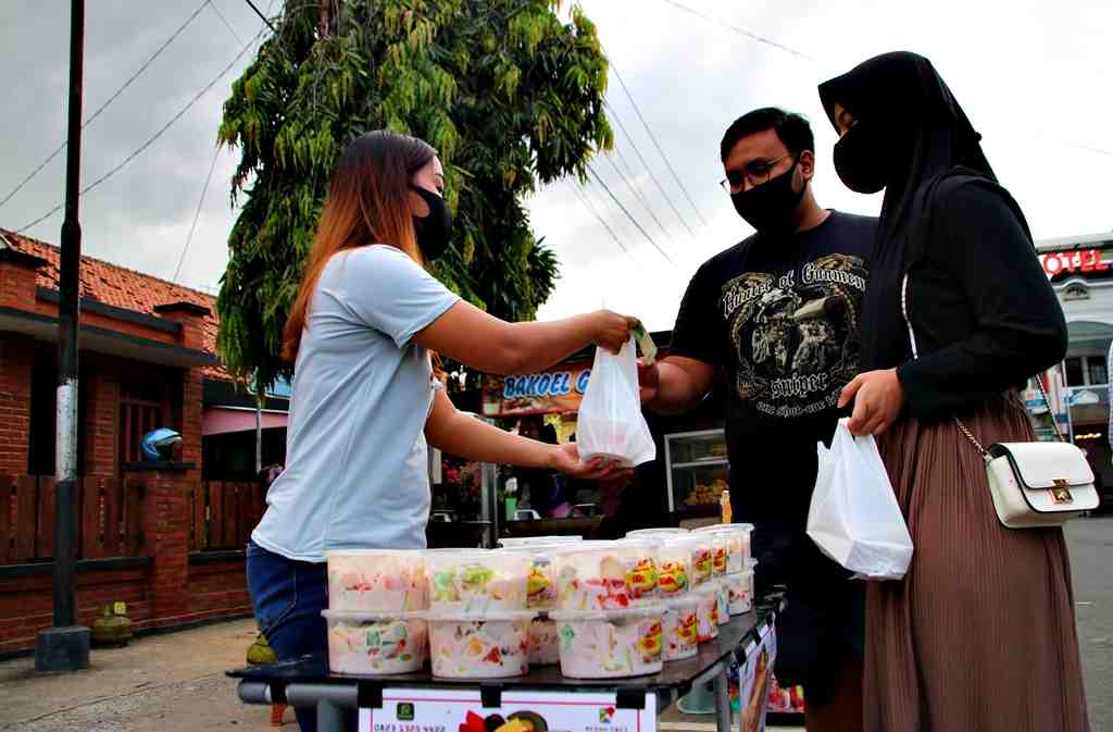 PENJUAL SALAD BUAH