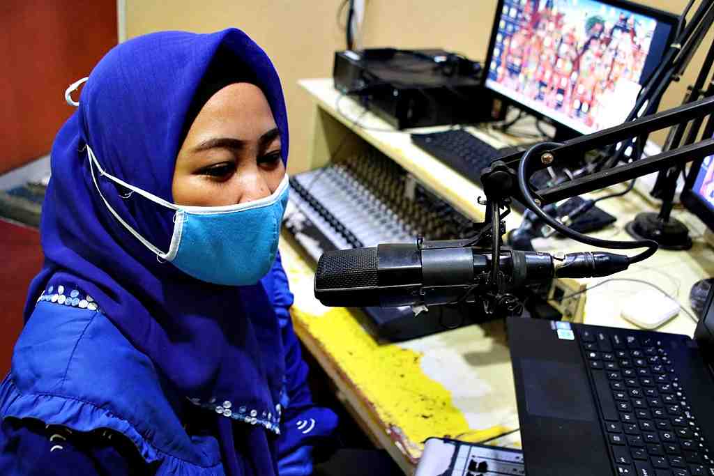 PENYIAR RADIO PAKAI MASKER 