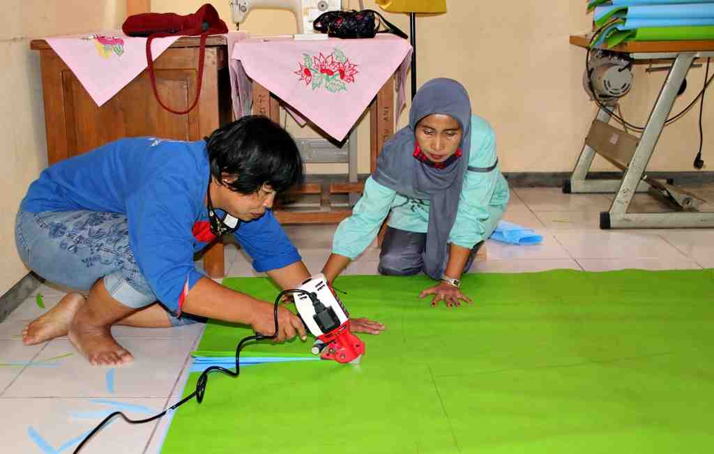POTONG KAIN UNTUK BUAT BAJU APD