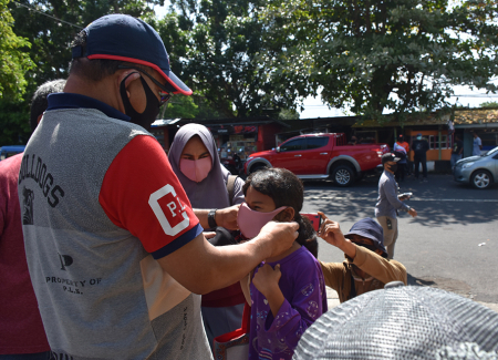 MEMAKAIKAN MASKER KEPADA ANAK