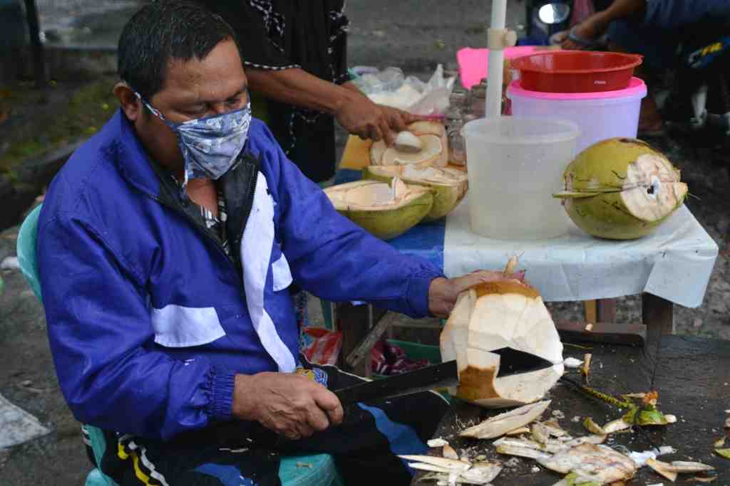 PENJUAL KELAPA MUDA