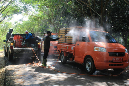PENYEMPROTAN DISINFEKTAN DI TPA 