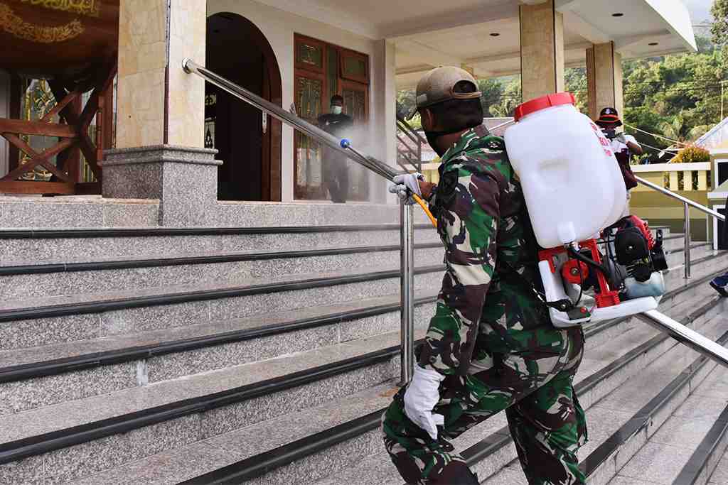 SEMPROT CAIRAN DISINFEKTAN DI FASILITAS UMUM