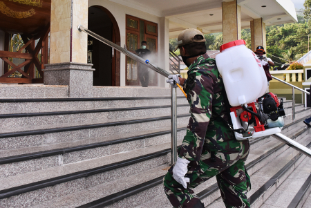 SEMPROT CAIRAN DISINFEKTAN DI FASILITAS UMUM