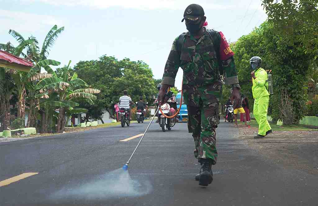 SEMPROT CAIRAN DISINFEKTAN di JALAN DOWORA